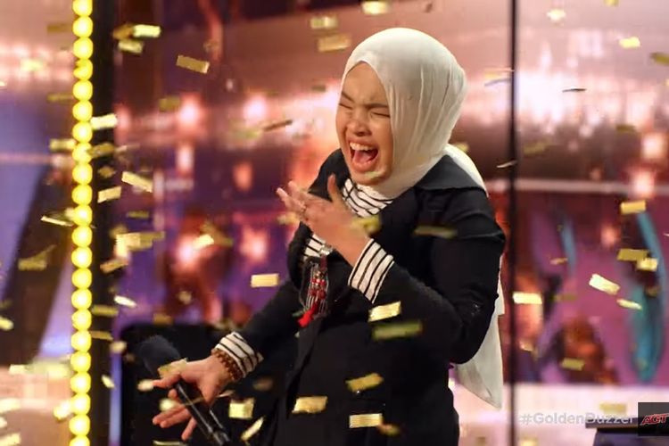 Remaja 17 tahun asal Indonesia Putri Ariani dihujani confetti setelah juri America's Got Talent 2023 Simon Cowell menekan golden buzzer. Dengan golden buzzer, Putri Ariani langsung melaju ke babak semifinal ajang pencarian bakat tersebut.