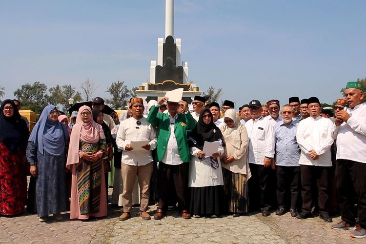 Puluhan guru besar dan sivitas akademika Universitas Syiah Kuala mendeklarasikan pernyataan sikap untuk menyikapi suasana politik menjelang Pemilu 2024 di Lapangan Tugu Darussalam, Banda Aceh, Jumat (9/2/2024). 