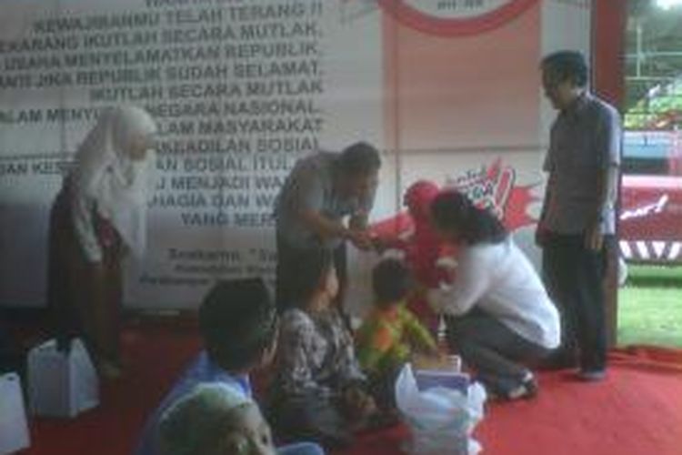Ratusan anak yatim piatu dari panti asuhan Darul Hadlonah Muslimat NU menerima santunan dari Wasekjen DPP PDIP Ahmad Basarah di Posko PDIP di Ungaran, Rabu (2/7/2014) siang.