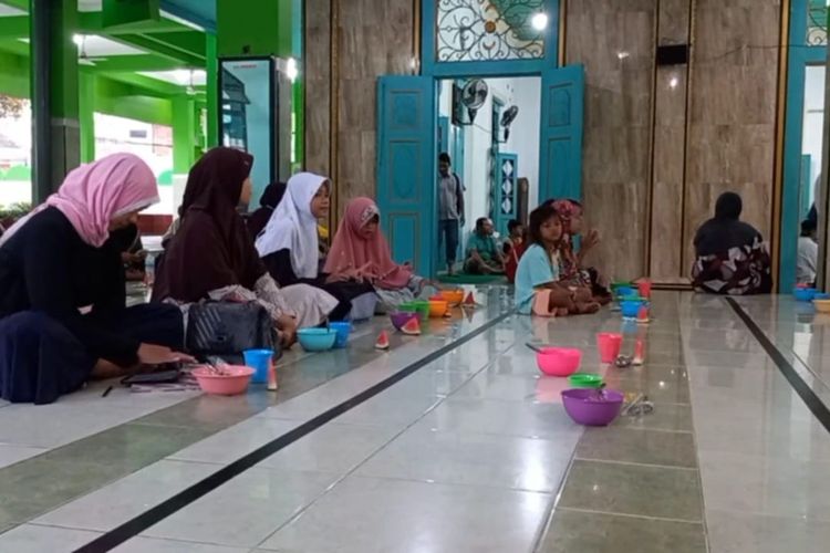 Jamaah Masjid Jami Pekojan bersiap buka bersama dengan Bubur India di serambi masjid, Senin (27/3/2023) 