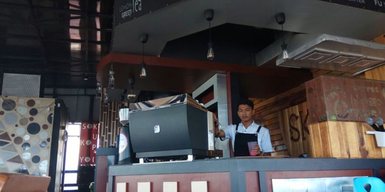 Pekerja menyiapkan kopi untuk pelanggan di Sky Coffee, Kota Lhokseumawe, Aceh, Selasa (3/4/2018).