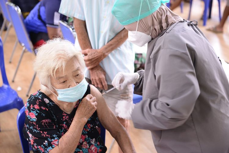 Warga di Bangka Belitung saat menerima vaksin dari program gotong royong BUMN, Jumat (1/10/2021).