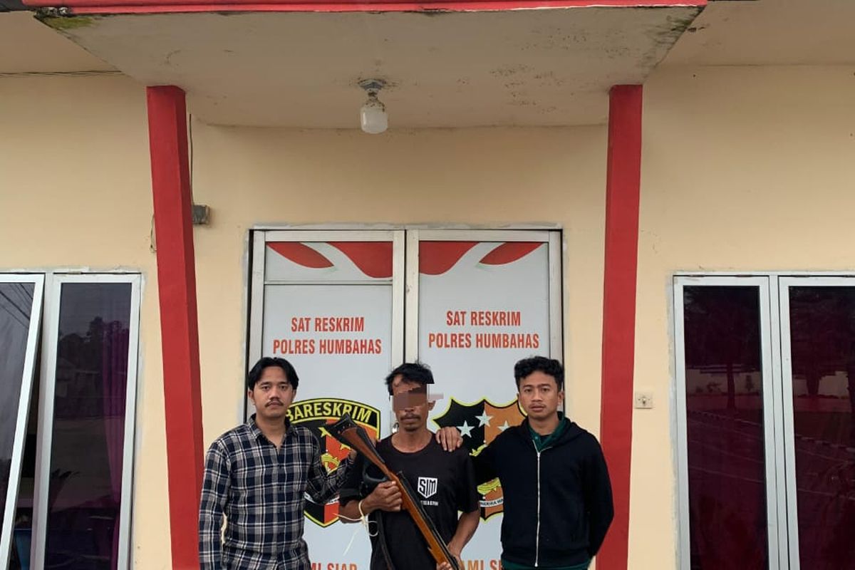 Pria di Humbahas  inisial LH, ditahan polisi karena salah bidik saat memburu tupai. Pelurunya melesat dan menewaskan korban inisial HB.