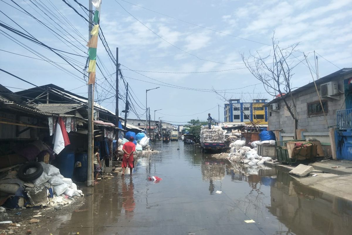 Kawasan Muara Angke, Jakarta Utara terendam banjir rob, Rabu (18/11/2020).