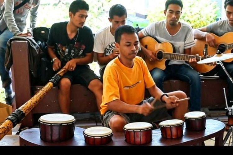 Kisah Iqbal Sanggo, Menjaga Warisan Budaya Sumbawa Lewat Lagu Daerah