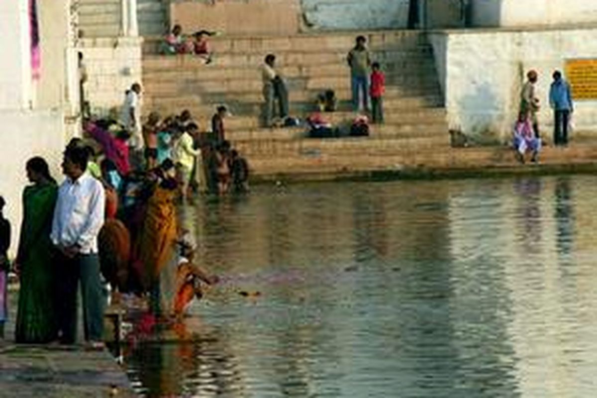 Para peziarah mencelupkan diri dalam danau suci. 