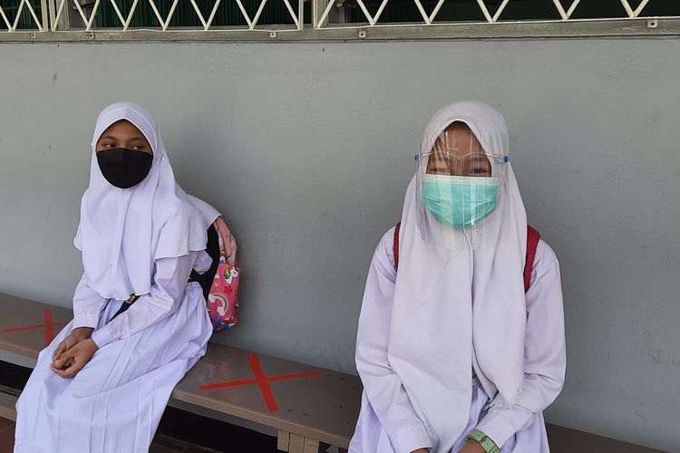 Aisyah (kiri) dan Alviodita (kanan), siswa di SMP Corpatarin di Duren Sawit, Jakarta Timur pada Senin (30/8/2021).