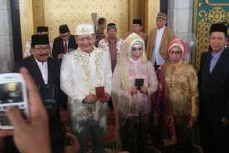 Wakil Wali Kota Surabaya, Wisnu Sakti Buana, menikah di Masjid Agung Al -Akbar Surabaya, Selasa (10/1/2017)
