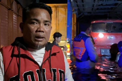 Cerita Bupati Pelalawan Evakuasi Truk Mogok di Tengah Banjir Dini Hari