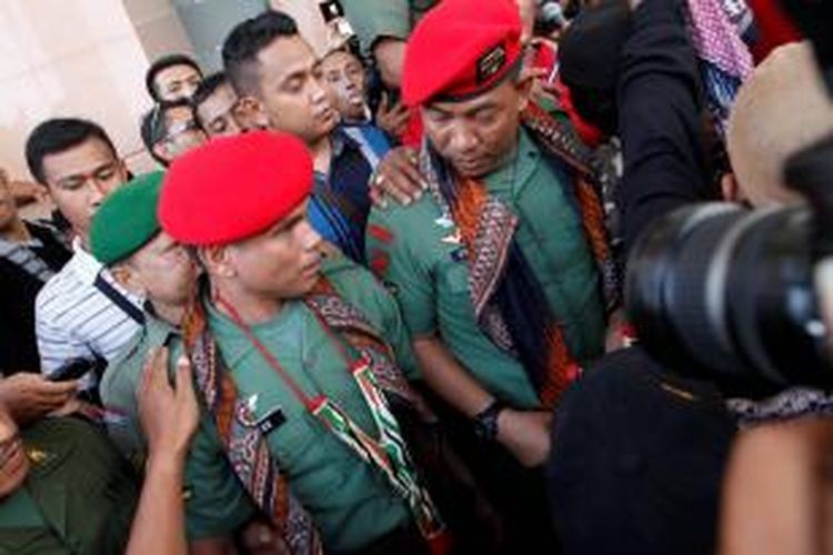 Serda Ucok dan Serda Sugeng, anggota Grup 2 Kopassus Kandang Menjangan yang menjadi terdakwa dalam kasus penyerangan Lapas Cebongan menemui para pendukungnya seusai menjalani sidang lanjutan di Pengadilan Militer II-11 Yogyakarta, Bantul, DI Yogyakarta, Kamis (5/9/2013). Dalam sidang dengan agenda pembacaan vonis tersebut Majelis Hakim memutuskan tiga terdakwa berkas satu yaitu, Serda Ucok divonis hukuman penjara 11 tahun, Serda Sugeng hukuman penjara 8 tahun dan Koptu Kodik hukuman penjara 6 tahun serta ketiganya dipecat dari karier kedinasan militer. 