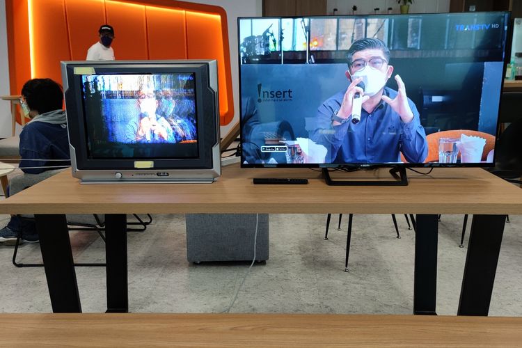 Perbandingan TV analog dengan Xiaomi TV A2 43 inci.