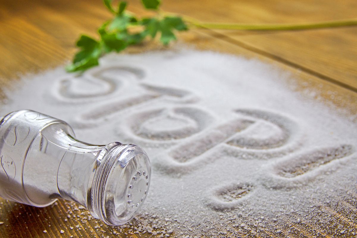 Ilustrasi konsumsi garam berlebih menyebabkan penyakit hipertensi.