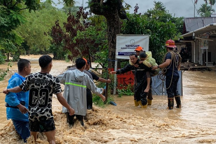 Ratusan KK Terdampak Banjir di Padang, 60 Jiwa Dievakuasi Tim SAR