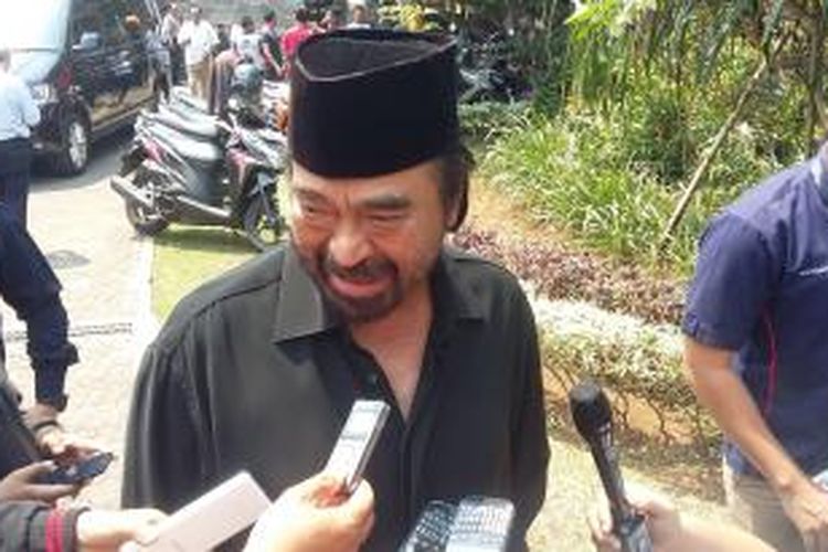 Ketua Umum Partai Nasdem Surya Paloh, saat ditemui di rumah duka Adnan
Buyung Nasution, di Kawasan Lebak Bulus, Jakarta Selatan, Rabu (23/9/2015).
