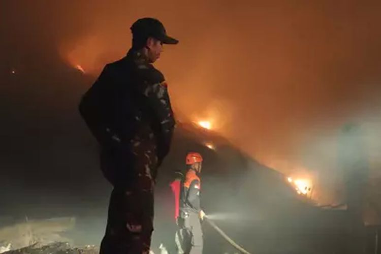 Kebakaran Melanda TPA Aloppoe Parepare Lebih 19 Jam, Damkar Masih Berjibaku Jinakkan Api