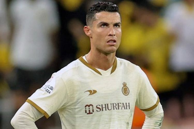 Reaksi penyerang Al Nassr, Cristiano Ronaldo, saat bertanding melawan Ittihad FC dalam pekan ke-20 Saudi Professional League, kasta tertinggi Liga Arab Saudi 2022-2023 di Stadion King Abdullah Sports City pada Jumat (10/3/2023). (Foto oleh AFP)