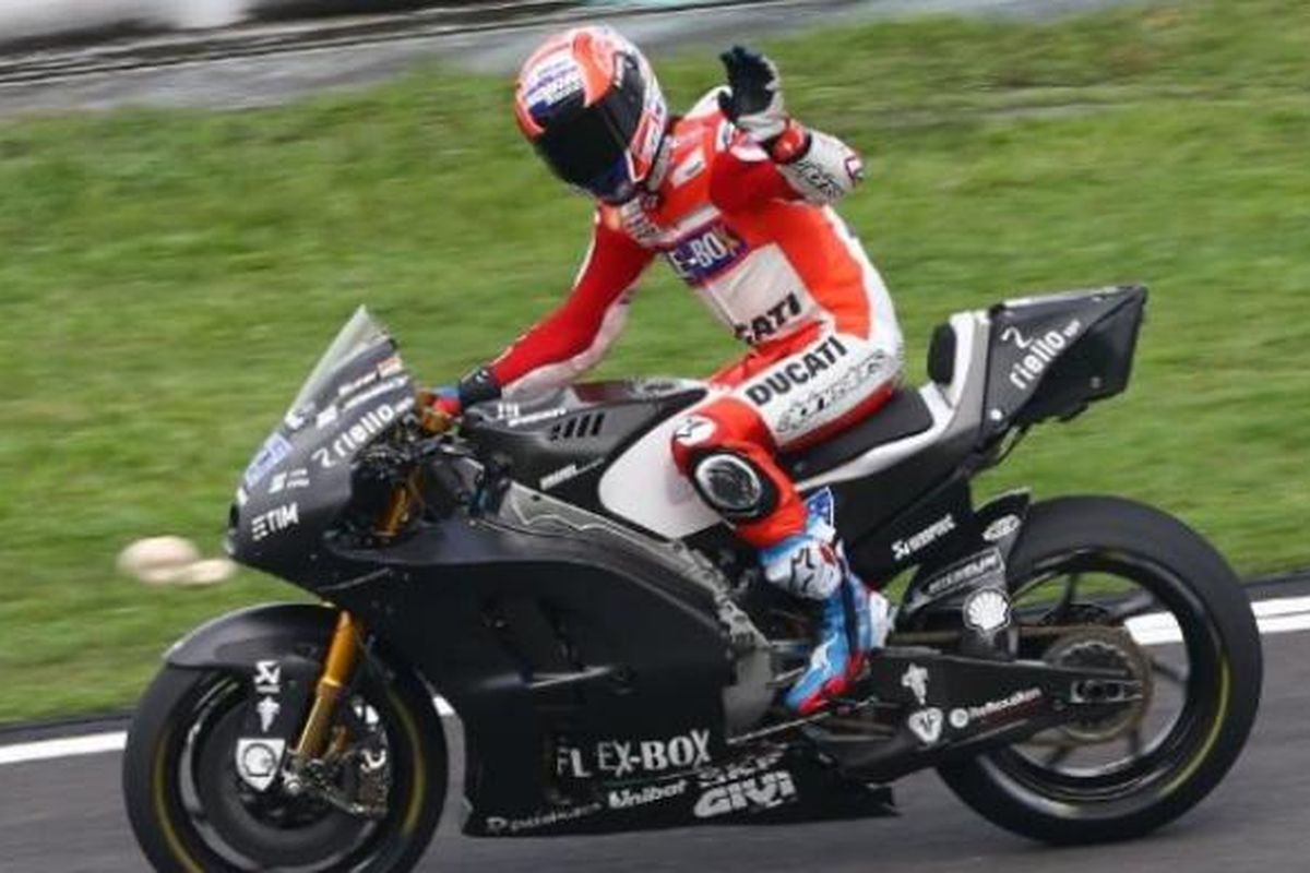 Pebalap penguji Ducati Team asal Australia, Casey Stoner, melambai saat melakukan tes di Sirkuit Sepang, Malaysia, Senin (30/1/2017).