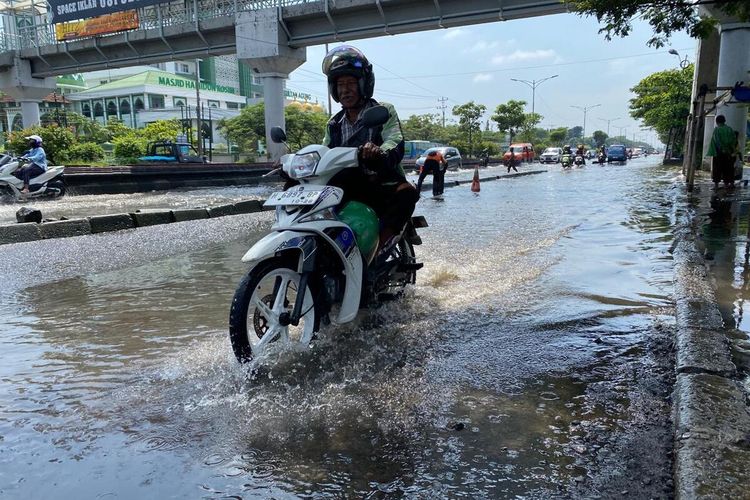 Kondisi banjir surut di Jalan Kaligawe Semarang, Senin (8/4/2024).