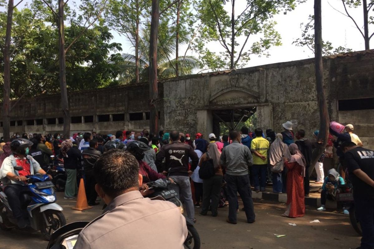 Kerumunan yang timbul saat ada vaksinasi massal Covid-19 untuk pelajar di Pusat Pemerintahan Kota (Puspemkot) Tangerang, Rabu (1/9/2021).