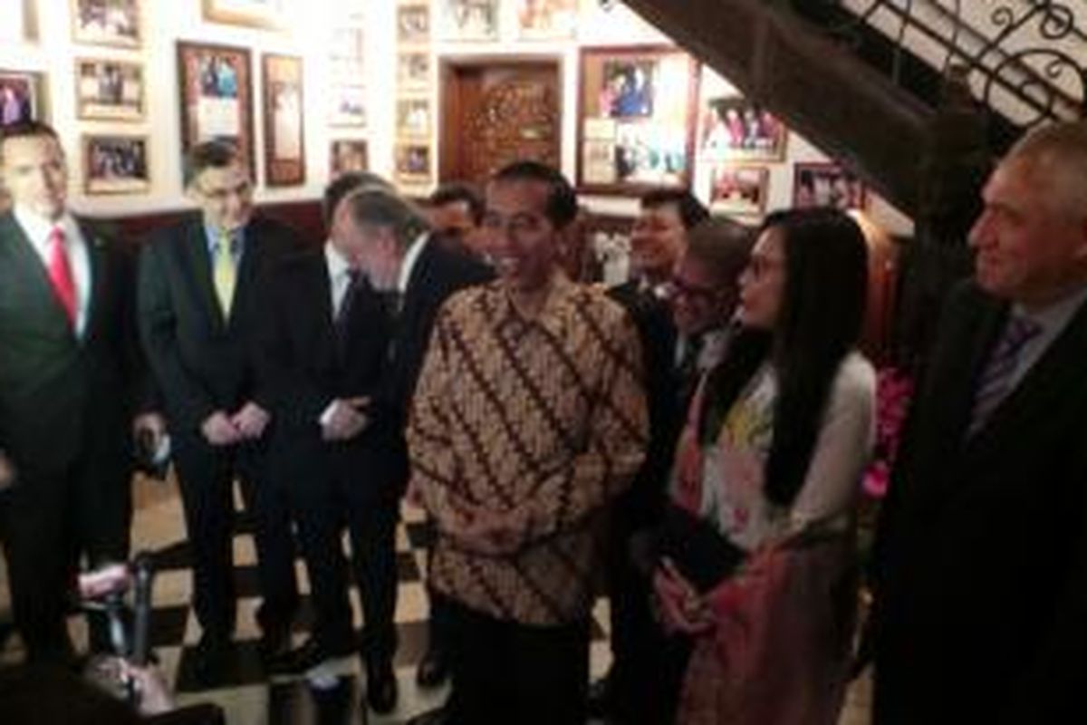 Gubernur DKI Jakarta Joko Widodo (tengah) saat berfoto bersama sejumlah duta besar negara di benua Amerika di Jakarta, Selasa (6/5/2014).