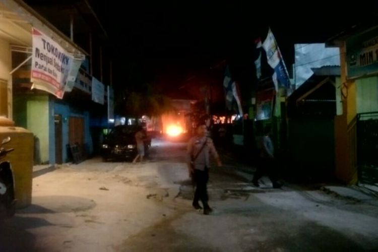 Kericuhan terjadi di Kabupaten Wakatobi, Sulawesi Tenggara, Selasa (21/12/2021) sore. Puluhan warga desa Kecamatan Wangi-wangi Selatan mengamuk dan membakar satu unit motor polisi milik Bhabinkamtibmas setempat.