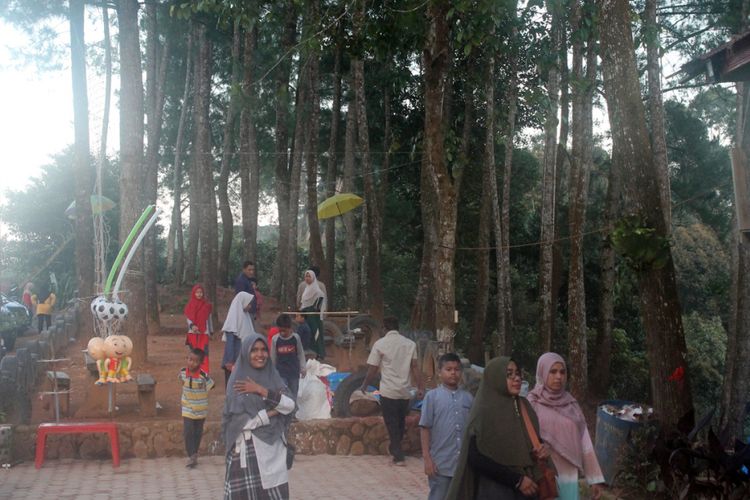 Pengunjung di Puncak Gunung Salak, Kecamatan Nisam Antara, Kabupaten Aceh Utara, Aceh, Kamis (27/12/2018).