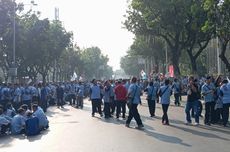 Demo di Balai Kota, Massa Sopir JakLingko Duduk-duduk Penuhi Jalan Medan Merdeka Selatan