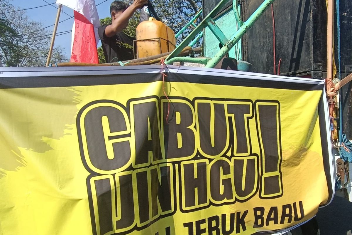 Spanduk tuntutan demo warga dari 3 desa di Lumajang untuk cabut izin PT Kalijeruk Baru