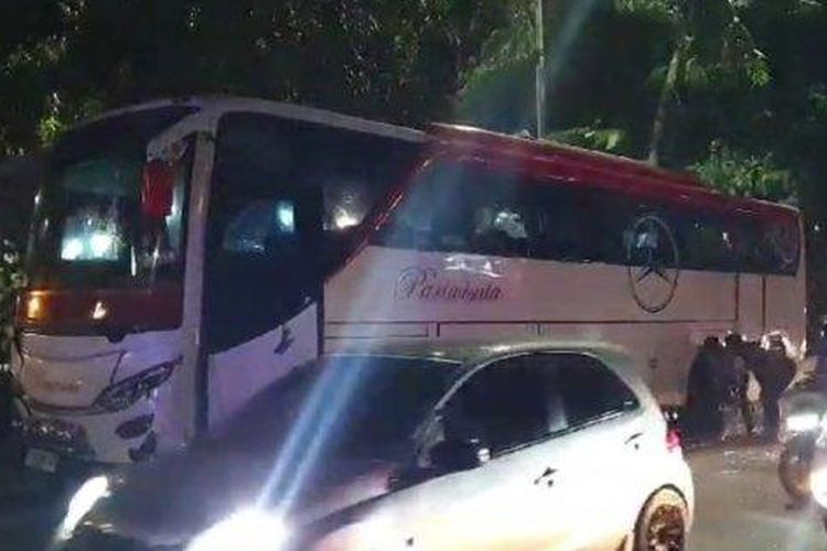 Kondisi bus pariwisata bernomor polisi B 6185 dirusak warga di Jalan Sisingamangaraja Medan, tepatnya di depan Taman Makam Pahlawan, Kamis (12/10/2023) 20:30 WIB. Bus diamuk massa karena diduga ugal-ugalan lalu menabrak sejumlah pengendara motor. 