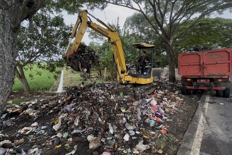 Tumpukan Sampah di Bahu Jalan Indramayu-Cirebon Mulai Diangkut Pakai Alat Berat