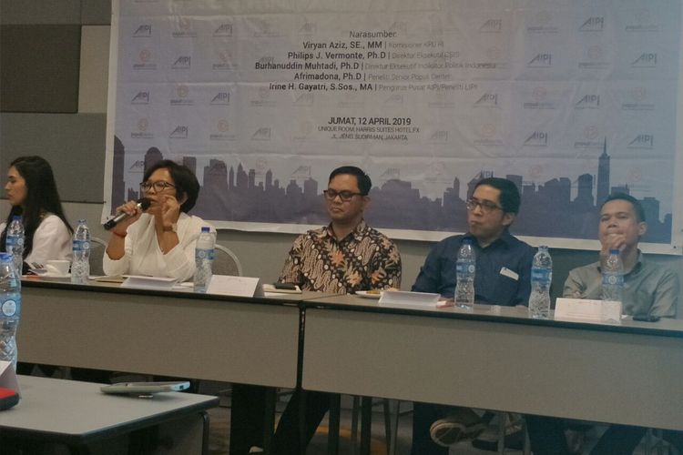 Peneliti LIPI Irine H. Gayatri, Komisioner KPU RI Viryan Aziz, Direktur Eksekutif CSIS Philips J Vermonte, dan peneliti senior Populi Center Afrimadona dalam diskusi berjudul Hitung Mundur Pemilu 2019 di Jalan Sudirman, Jumat (12/4/2019).