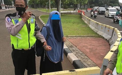 Indonesia Police Detain Woman Carrying Gun Outside Presidential Palace