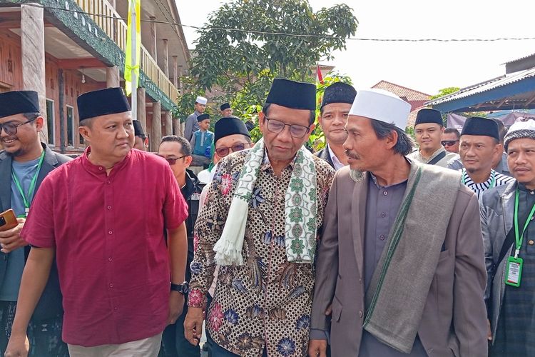 Menteri Koordinator Polhukam Mahfud MD didampingi Pimpinan Pondok Pesantren Nurul Hidayah Tahfidzul Qur'an KH Ujang Jamaludin saat kunjungan kerja di Jalan Lingkar Selatan, Kecamatan Cibeureum, Sukabumi, Jawa Barat, Rabu (27/12/2023).