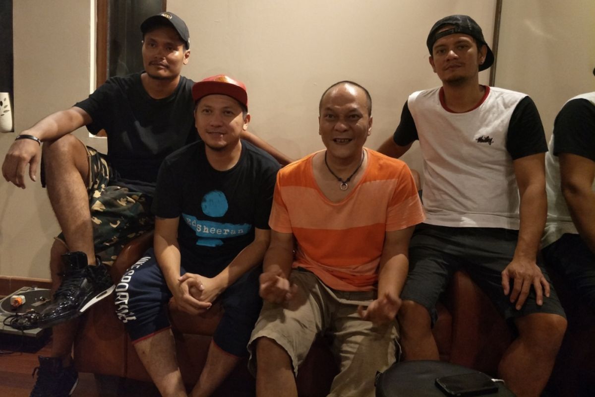 S.O.B usai latihan untuk 25th Anniversary Concert Batman Kasarung - Iwa K di Bros Music Studio, Cilandak, Jakarta Selatan, Senin (2/4/2018) malam. 