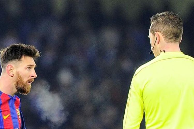 Bintang Barcelona, Lionel Messi, berbicara dengan wasit saat melawan Real Sociedad pada partai perempat final pertama Copa del Rey di Stadion Anoeta, 19 Januari 2017.