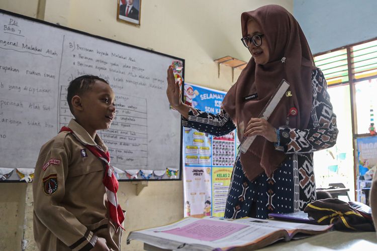 Seorang guru menyampaikan materi pelajaran Pendidikan Agama Islam (PAI) kepada siswa. Kemenag mengusulkan kenaikan insentif guru madrasah honorer belum sertifikasi menjadi Rp400 ribu per bulan untuk tingkatkan kesejahteraan.