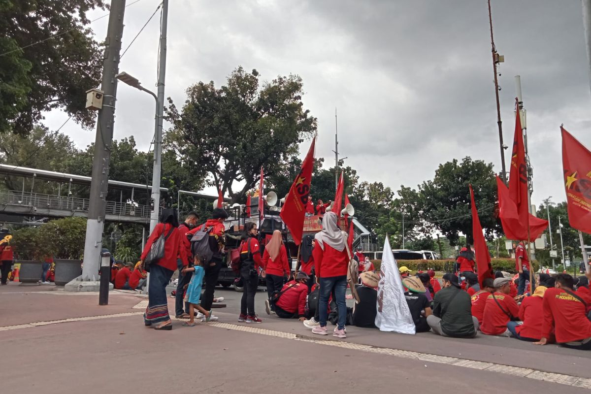 Kongres Aliansi Serikat Buruh Indonesia (KASBI) gelar unjuk rasa menuntut pemerintah pencabutan Kemnaker nomor 2 tahun 2002 Omnibus Law di Kawasan Patung Kuda Arjuna Wijaya, Jakarta Pusat, Selasa (8/3/2022).
