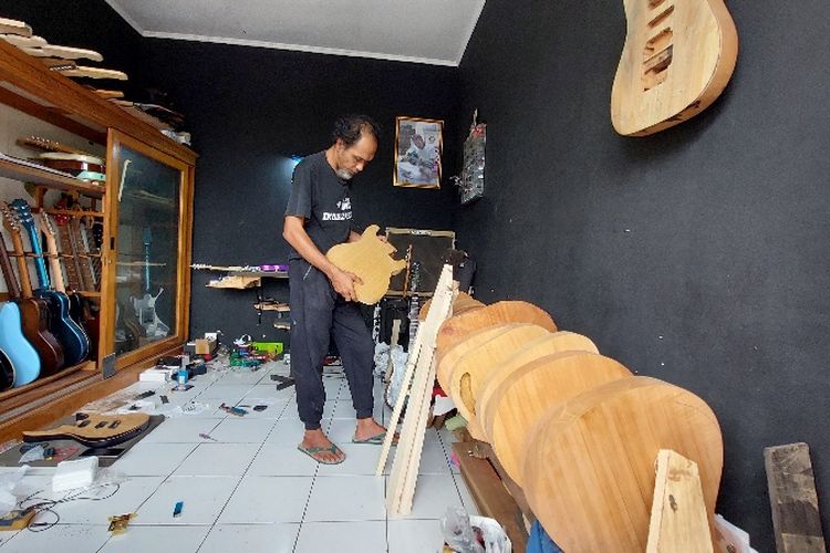 Mengintip Gitar Buatan Perajin Ambarawa, Produknya Menasional, Dipakai Balawan hingga Stevie Item