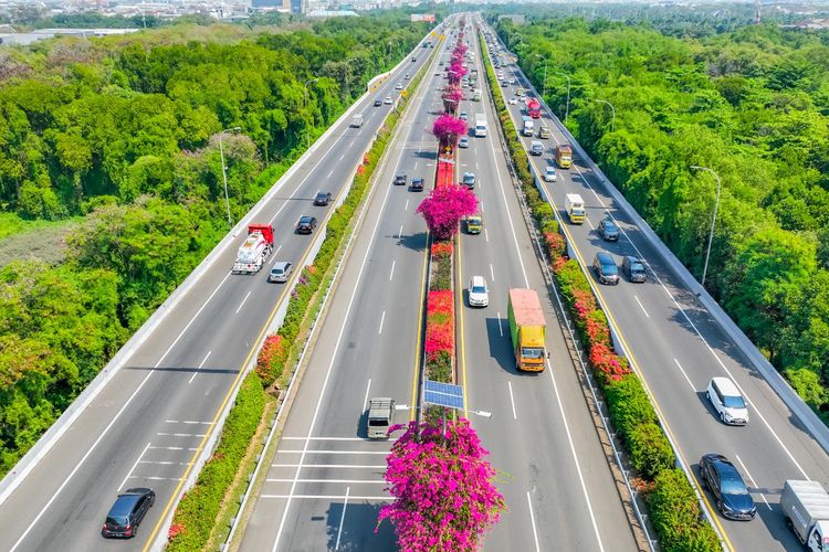 Ruas Jalan Tol Sedyatmo dibangun untuk melengkapi kawasan Bandara Internasional Soekarno-Hatta di Cengkareng, Tangerang, Banten.