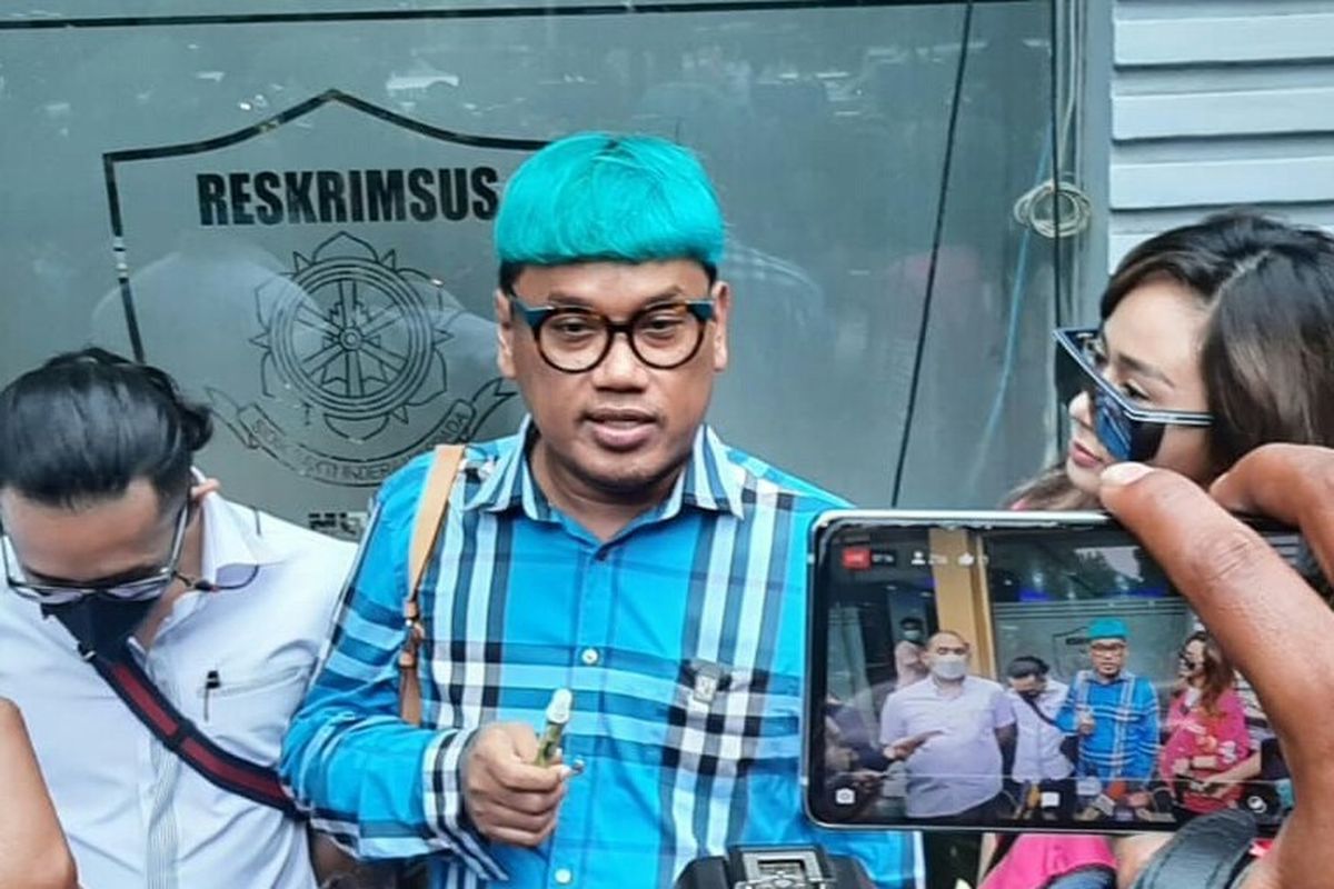 Artis Uya Kuya usai menjalani pemeriksaan di gedung Ditreskrimsus Polda Metro Jaya, Rabu (25/5/2022).