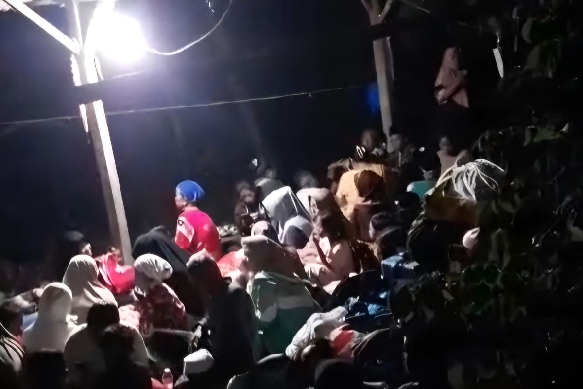 Warga Sumberlangsep mengungsi ke bukit usai rumahnya diterjang banjir lahar Semeru