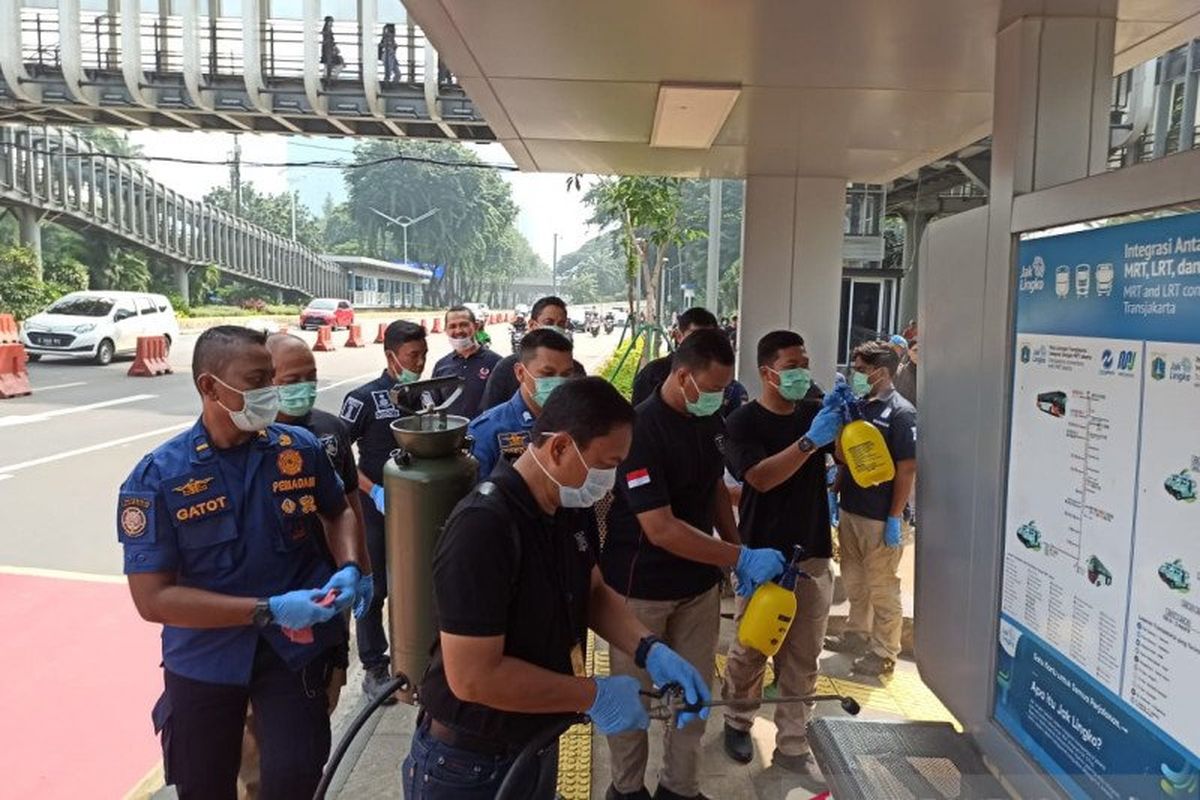 Polda Metro Jaya menggelar kegiatan sterilisasi di dalam di sekitar Mako Polda Metro Jaya pada Sabtu pagi, untuk mencegah penyebaran virus COVID-19. 