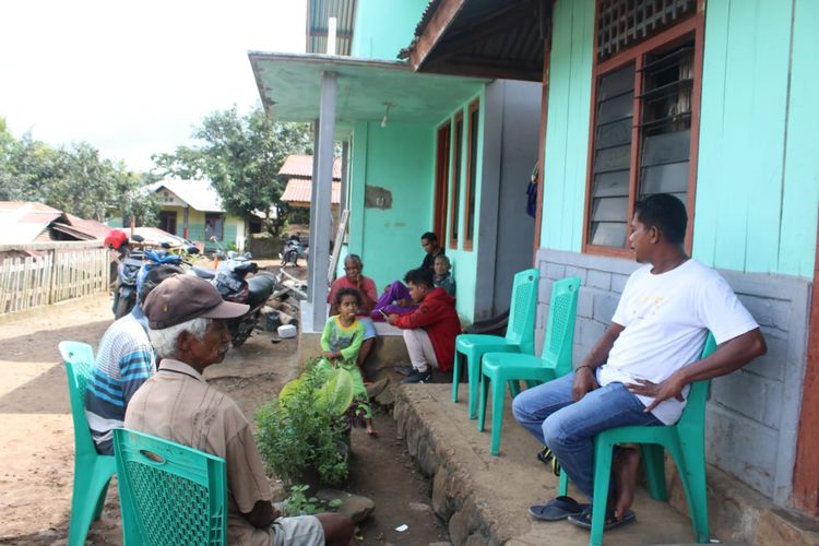 Para pengungsi yang tinggal di rumah Yohanes Kuda Iri (76), Desa Boru Kedang, Kecamatan Wulanggitang, Kabupaten Flores Timur, Nusa Tenggara Timur (NTT), Senin (15/1/2024) pagi.   