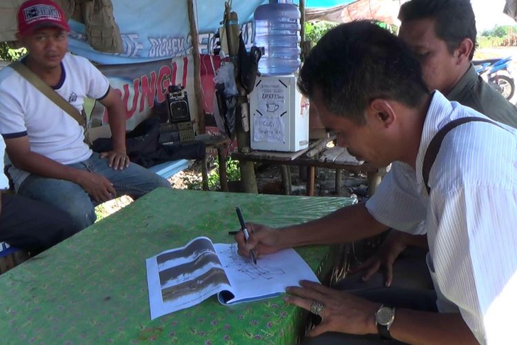 Warga menyiapkan desain Jembatan Abadi di Kelurahan Paritlalang Pangkal Pinang yang nasih tahap pembangunan.