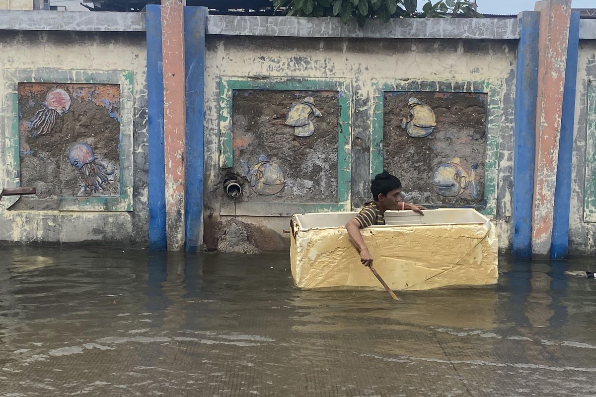 Banjir Rob di Pluit Jakarta Utara Perlahan Surut, Aktivitas Warga Sempat Terganggu