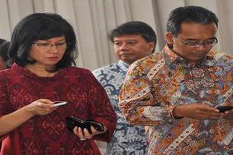 Direktur Utama Pertamina Karen Agustiawan dan Direktur Utama PLN Agus Nur Pamudji  (kanan) saat menghadiri penandatanganan lima perjanjian jual beli minyak dan gas bumi di Jakarta, Rabu (26/12/2012).

