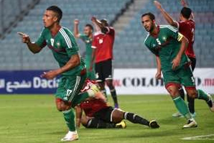 Nabil Dirar dan Medhi Benatia merayakan gol Maroko ke gawang Gabon pada kualifikasi Piala Afrika, Jumat (3/6/2016). 
