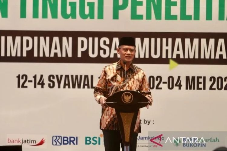 Ketua Umum PP Muhammadiyah K.H. Haedar Nashir saat membuka Rapat Kerja Nasional Majelis Pendidikan Tinggi Penelitian dan Pengembangan PP Muhammadiyah di Surabaya, Jawa Timur, Selasa (2/5/2023). (ANTARA/Willi Irawan)
