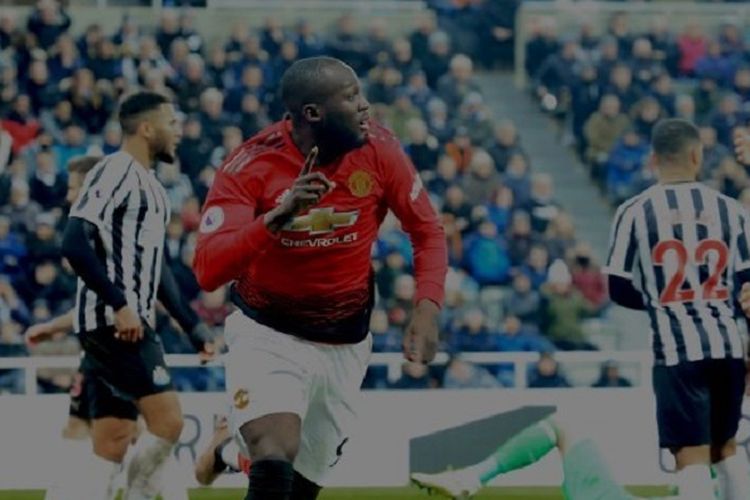 Gaya selebrasi Romelu Lukaku pada pertandingan Newcastle United vs Manchester United di Stadion St. James Park dalam lanjutan Liga Inggris, 2 Januari 2019. 