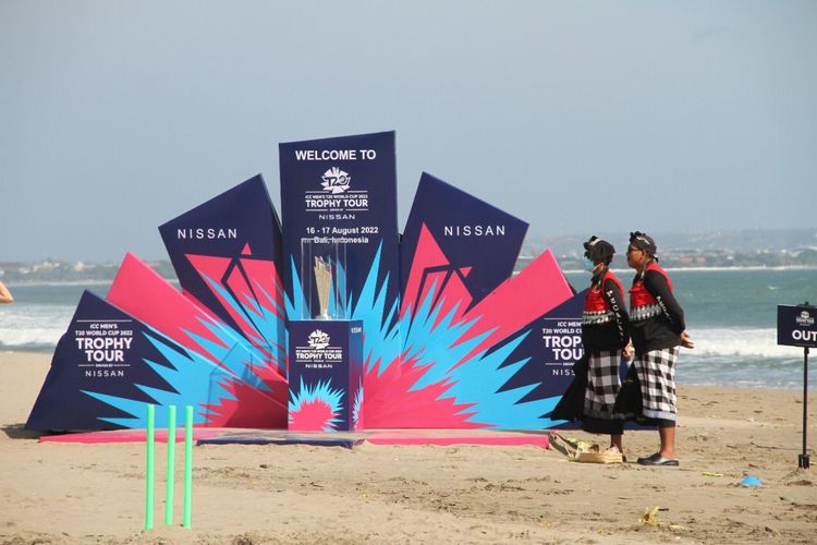 Pameran trofi Piala Dunia T20 Pria atau International Cricket Council (ICC) Men's T20 World Cup 2022 di Pantai Petitenget, Rabu (17/8/2022).